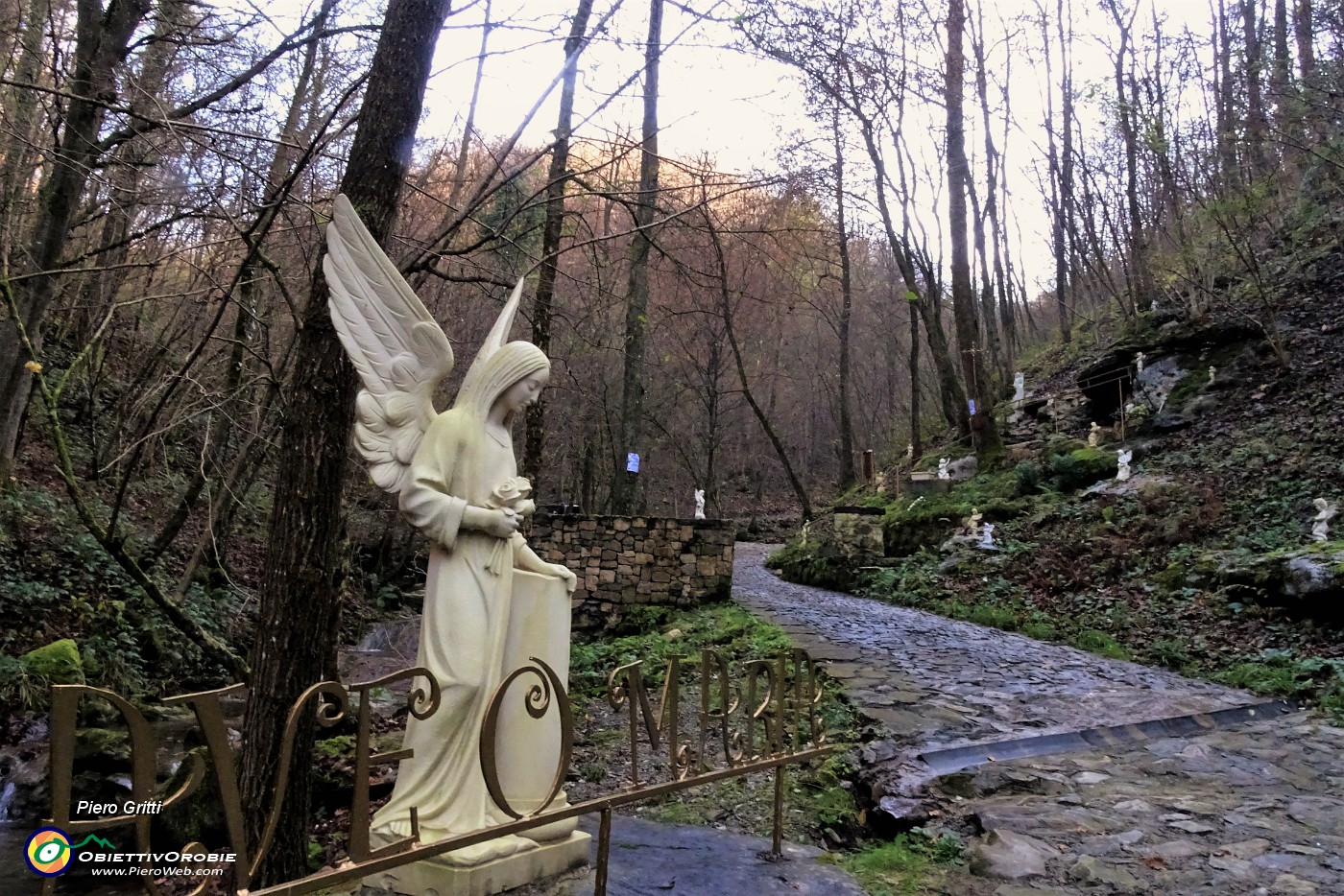 34 Un bianco angelo alato annuncia la Grotta della Madonna di Lourdes.JPG